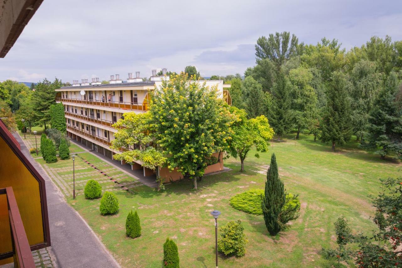 Helikon 32 Apartman Кестели Екстериор снимка