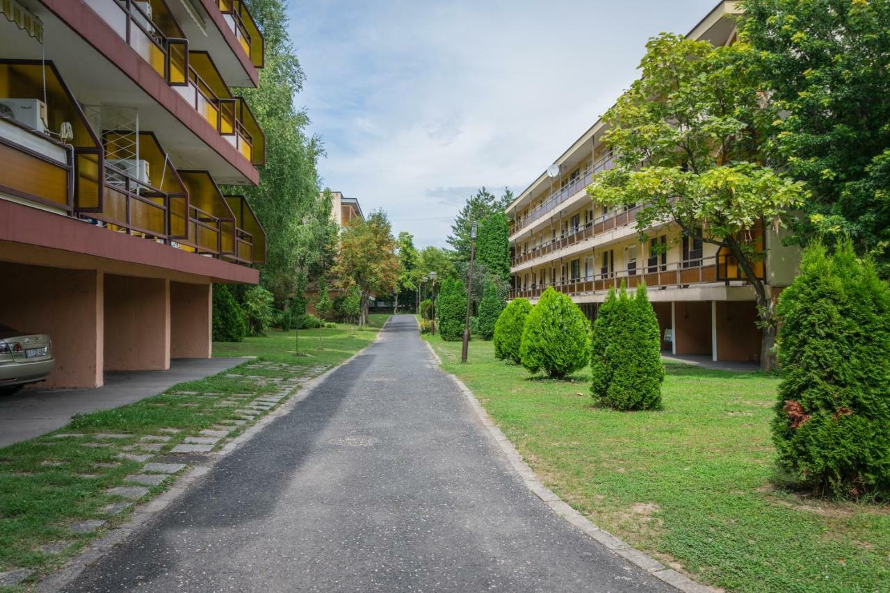 Helikon 32 Apartman Кестели Екстериор снимка